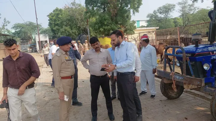 Hathras DM Inspects 6 Hectares For Medical College, Orders Land Transfer