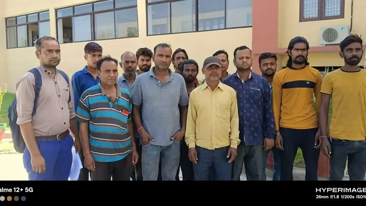 मजदूरों का आरोप: दो कंपनियों पर नौ लाख मजदूरी बकाया, डीएम से शिकायत