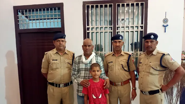 लखनऊ-आगरा इंटरसिटी में मिला लावारिस 9 साल का बच्चा, पिता को सौंपा