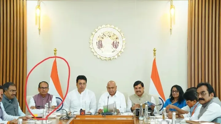 भोपाल में भाजपा कोर ग्रुप बैठक के दौरान मेज के आसपास बैठे प्रतिभागी; दी गई तस्वीर का लाल घेरा जस का तस रखा गया है