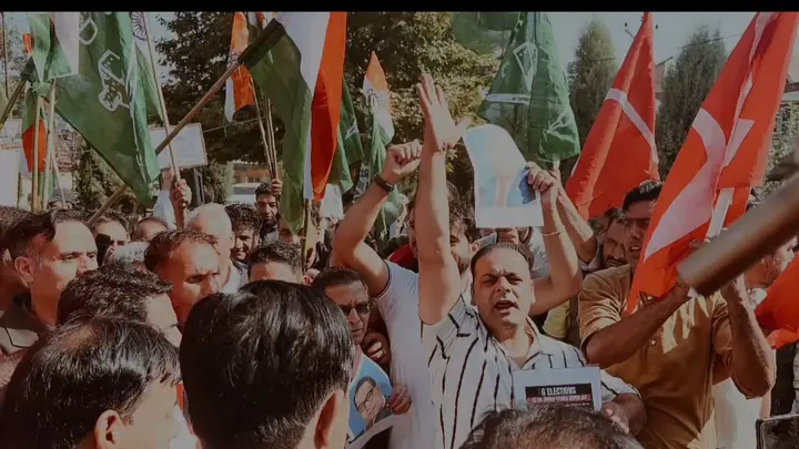 अनंतनाग में इंडिया ब्लॉक का प्रदर्शन, मुख्य चुनाव आयुक्त के इस्तीफे की मांग