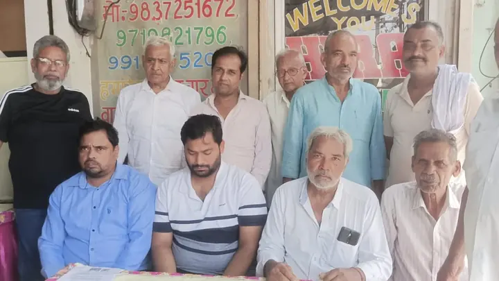 शामली में दुकानदारों ने मकान मालिक पर तोड़फोड़ और दबाव का आरोप लगाया
