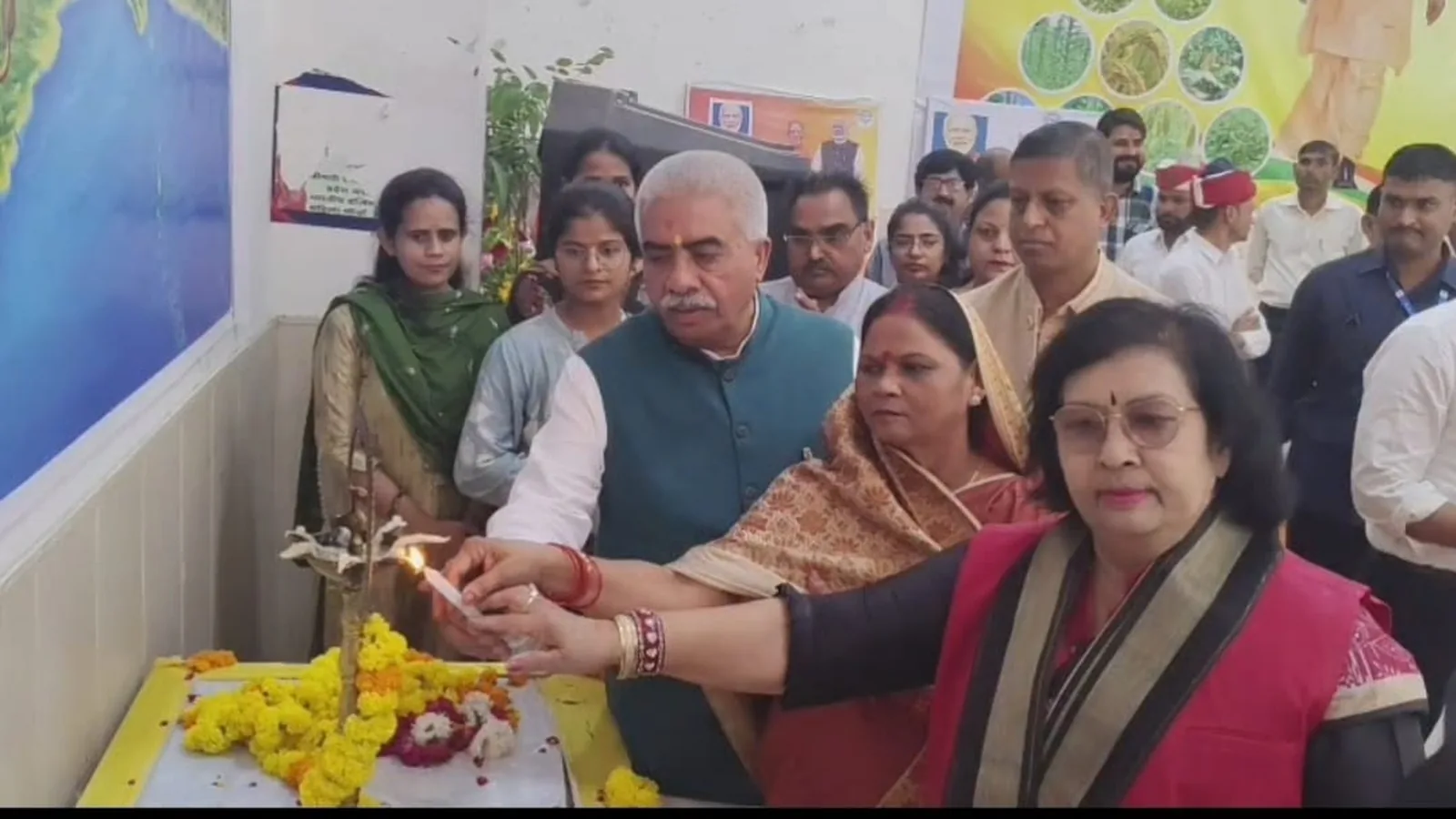 कानपुर देहात में किसानों को मुफ्त मिनीकिट, कृषि यंत्रों की चाबियां बांटी गईं