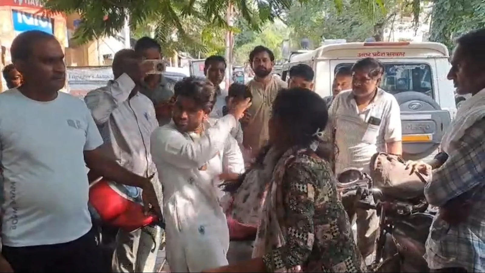 बच्चों पर मुसीबत का डर दिखाकर ठगी का आरोप, दो युवक पकड़े गए