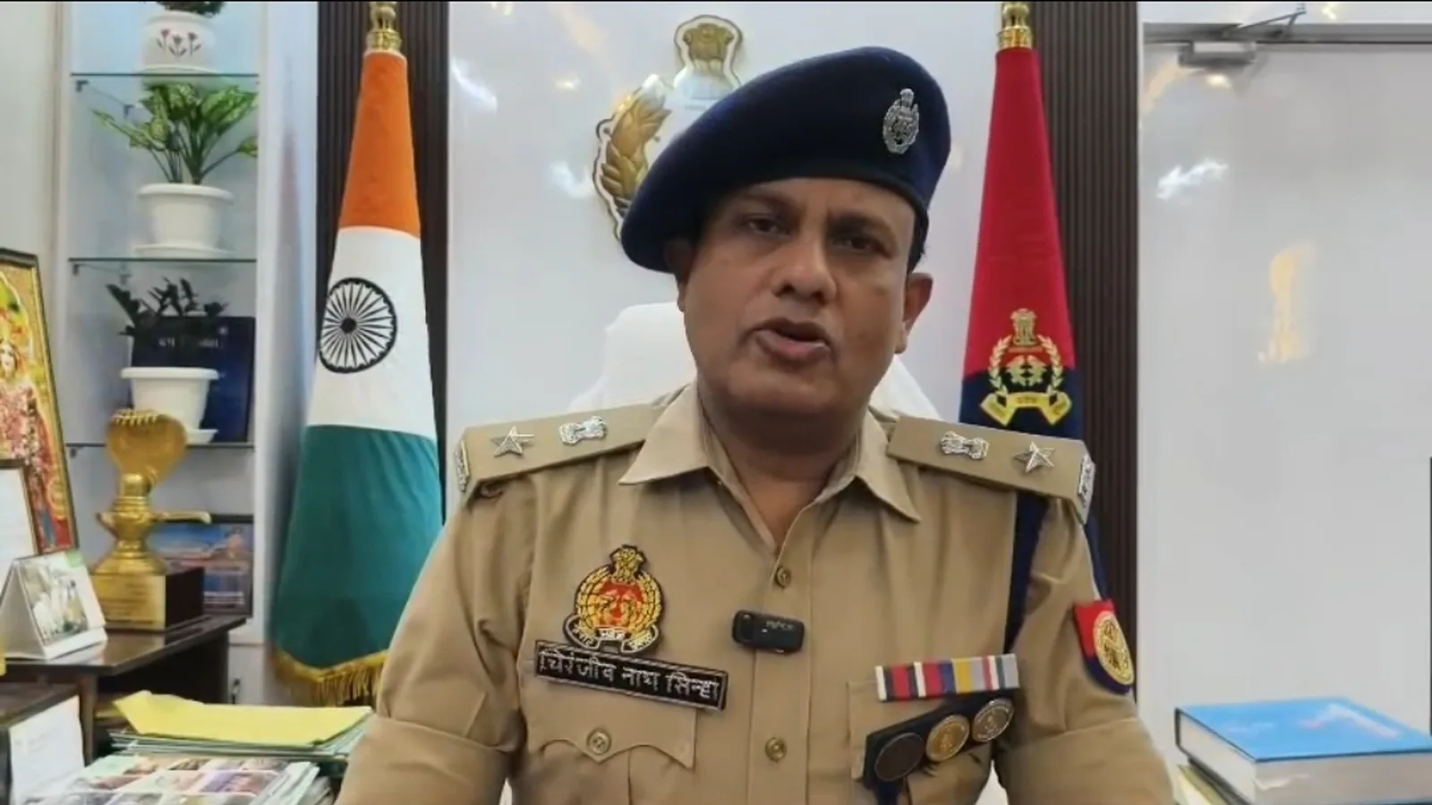 हाथरस पुलिस ने अवैध आतिशबाजी सामग्री के साथ दो गिरफ्तार, 33 टन बरामद