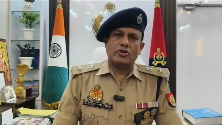 हाथरस पुलिस ने अवैध आतिशबाजी सामग्री के साथ दो गिरफ्तार, 33 टन बरामद