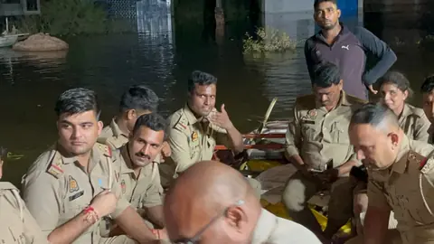 गोमती का जलस्तर बढ़ा, फैजुल्लागंज में 48 नावों से राहत अभियान तेज