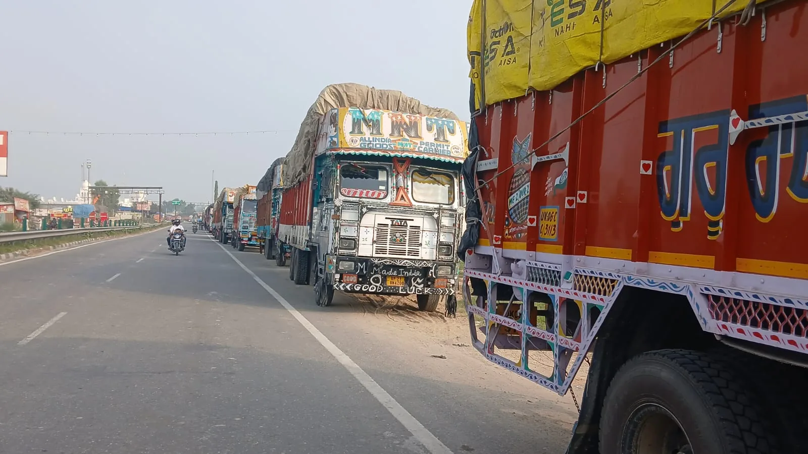 हरियाणा सीमा पर धान लदे यूपी के वाहन रोके गए
