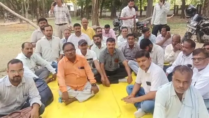 Kanpur Dehat Cooperative Employees Submit Memo Seeking State Status, Fixed Salaries