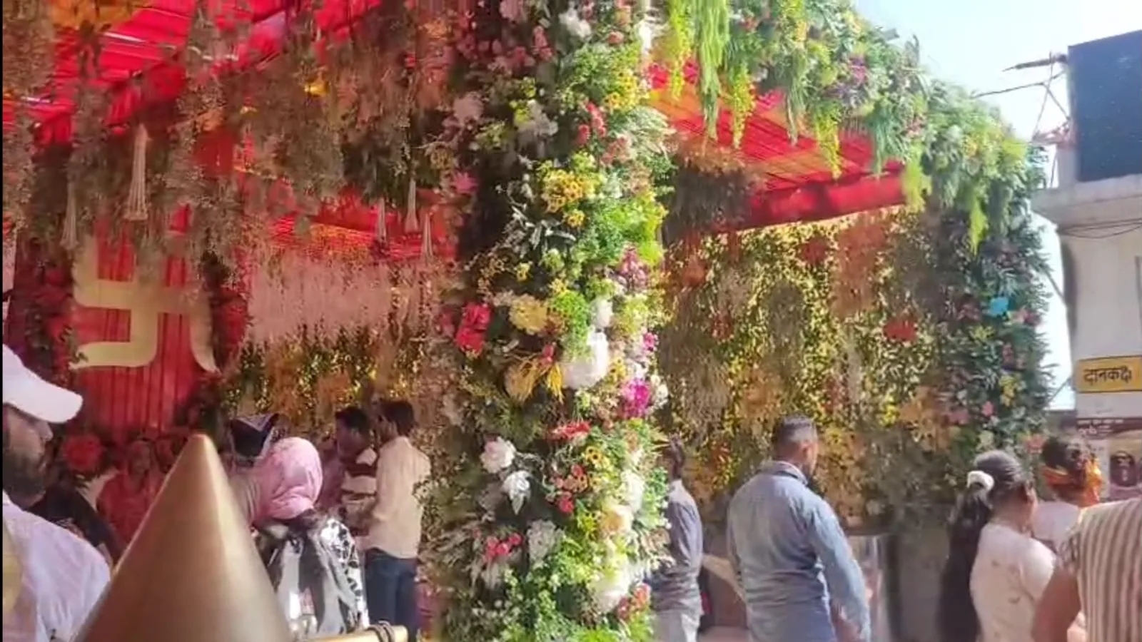 बिलासपुर शक्तिपीठ में नवरात्र से पहले विदेशी फूलों से सज रहा दरबार