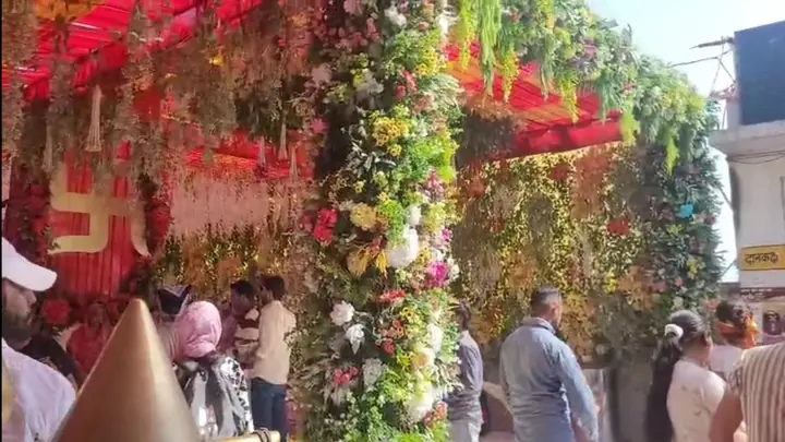 बिलासपुर शक्तिपीठ में नवरात्र से पहले विदेशी फूलों से सज रहा दरबार