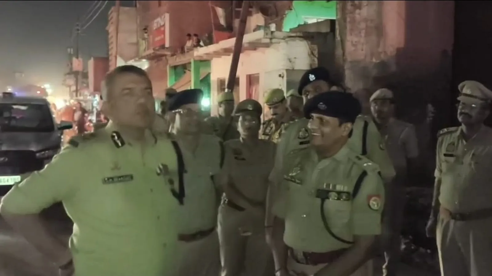 त्योहारों से पहले हाथरस के बाजारों का एडीजी ने लिया जायजा