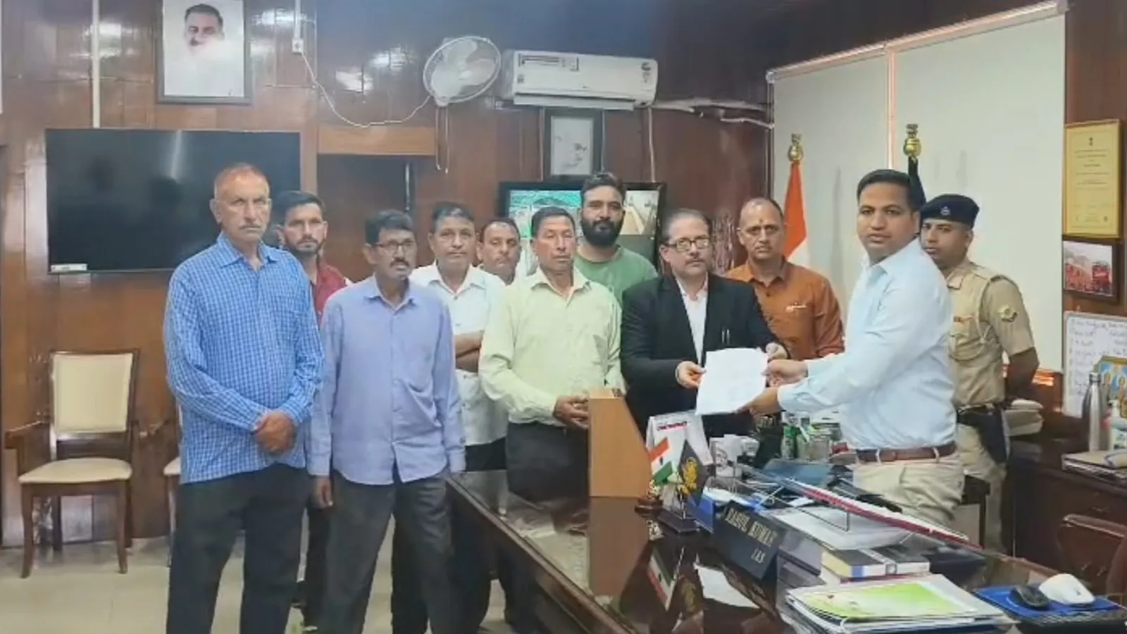 घुमारवीं में स्थानीय लोगों ने रिहायशी इलाके में बारूद भंडारण का विरोध किया