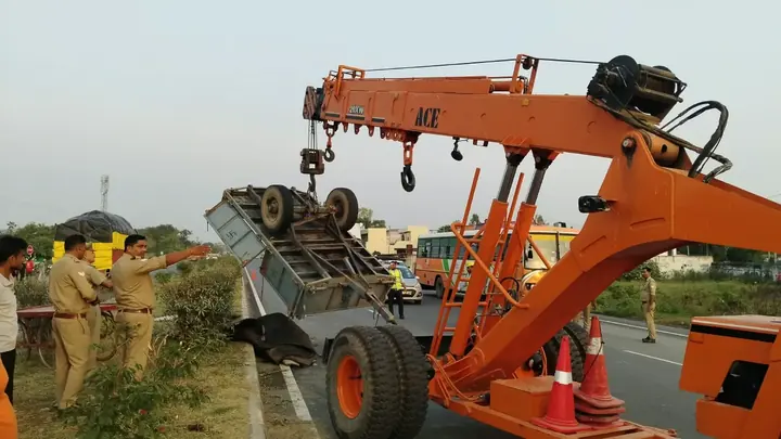 ज्योति लेने जा रहे श्रद्धालुओं का ट्रैक्टर डिवाइडर पर चढ़ा, एक की मौत