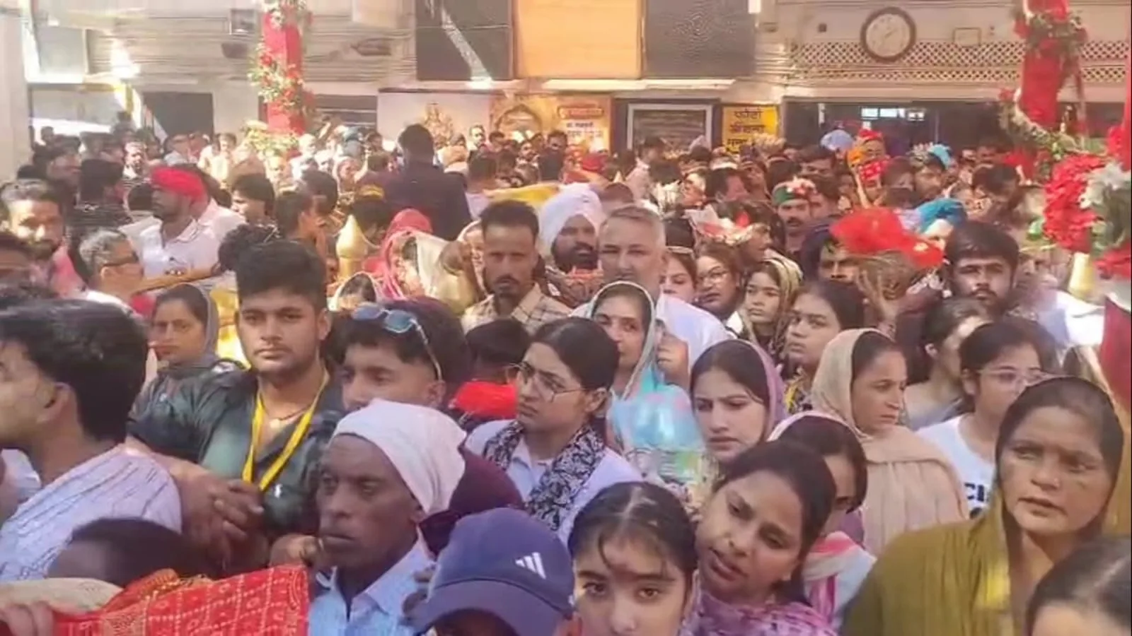 नैना देवी मंदिर में अष्टमी पर 24 घंटे में 50 हजार श्रद्धालु पहुंचे