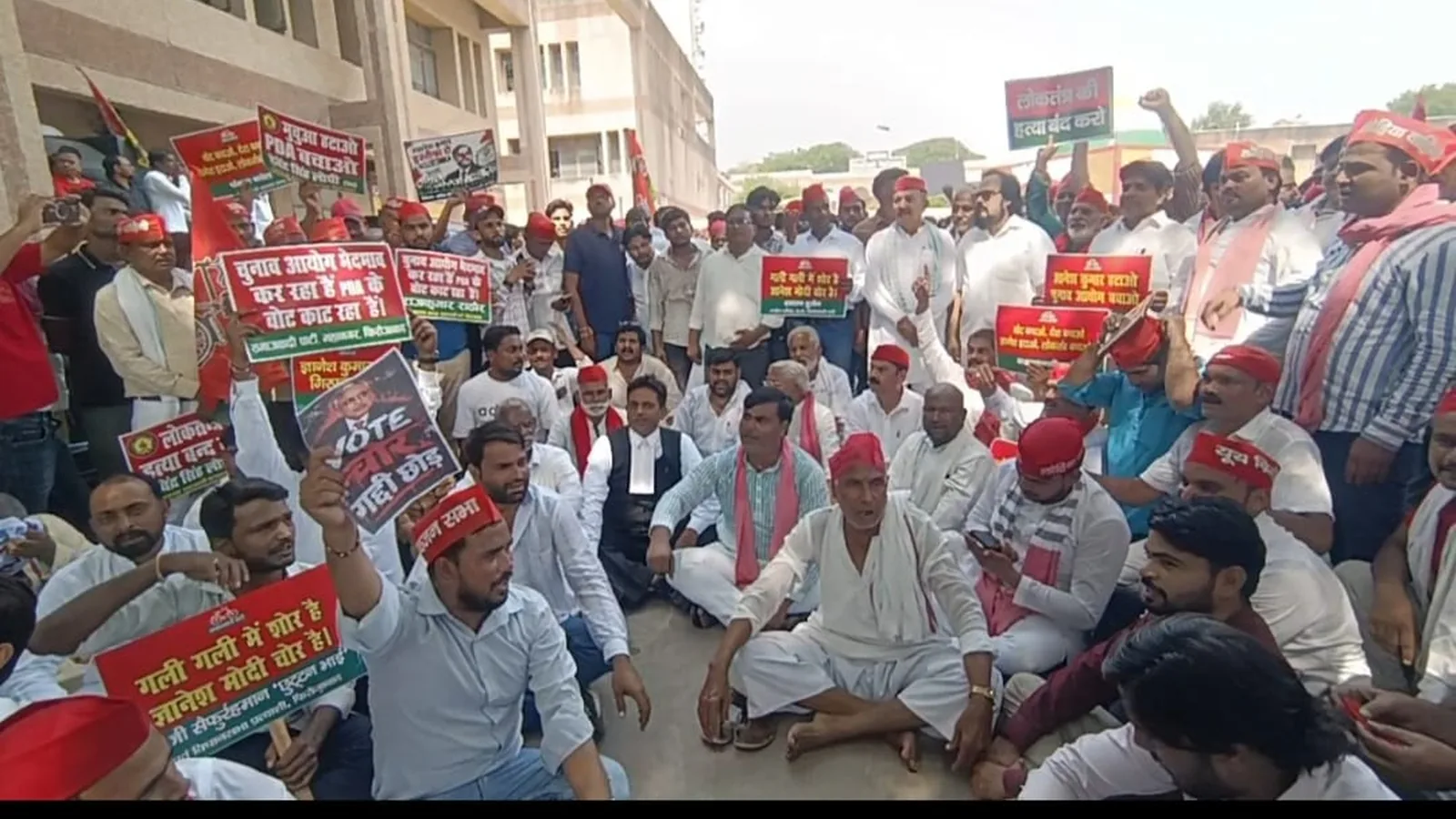 फिरोजाबाद में ज्ञानेश कुमार के खिलाफ सपा का जोरदार प्रदर्शन, जुटे हजारों कार्यकर्ता
