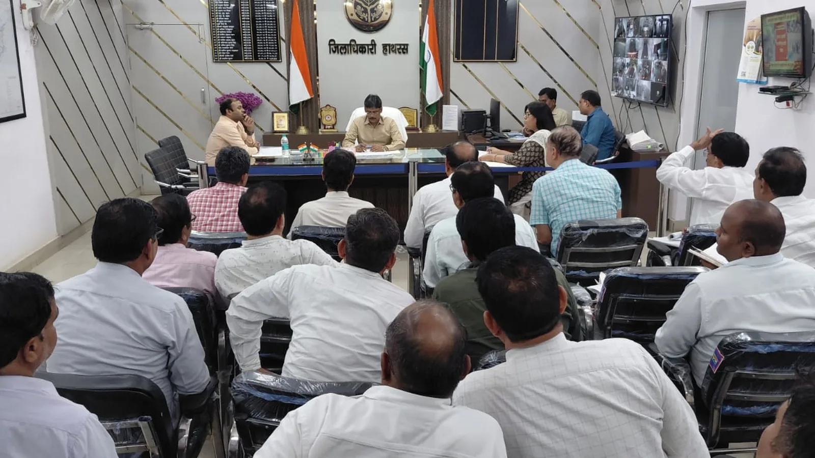 हाथरस में पुराने चकबंदी मामले जल्द निपटाने के डीएम ने दिए निर्देश