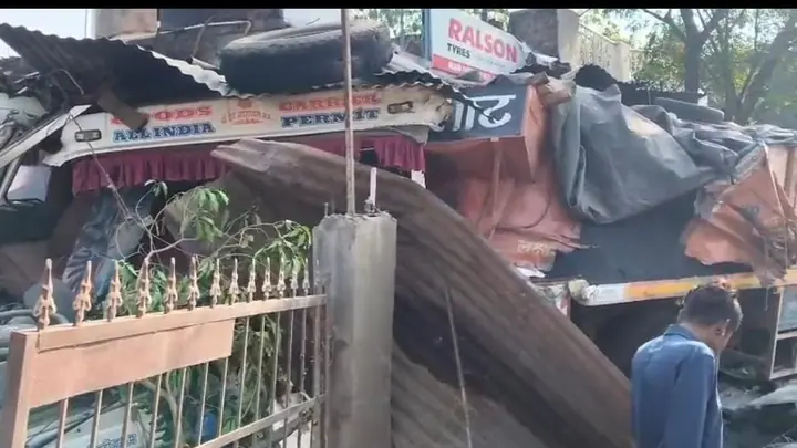 सागर में तेज रफ्तार ट्रक मकान में घुसा, दो लोग घायल