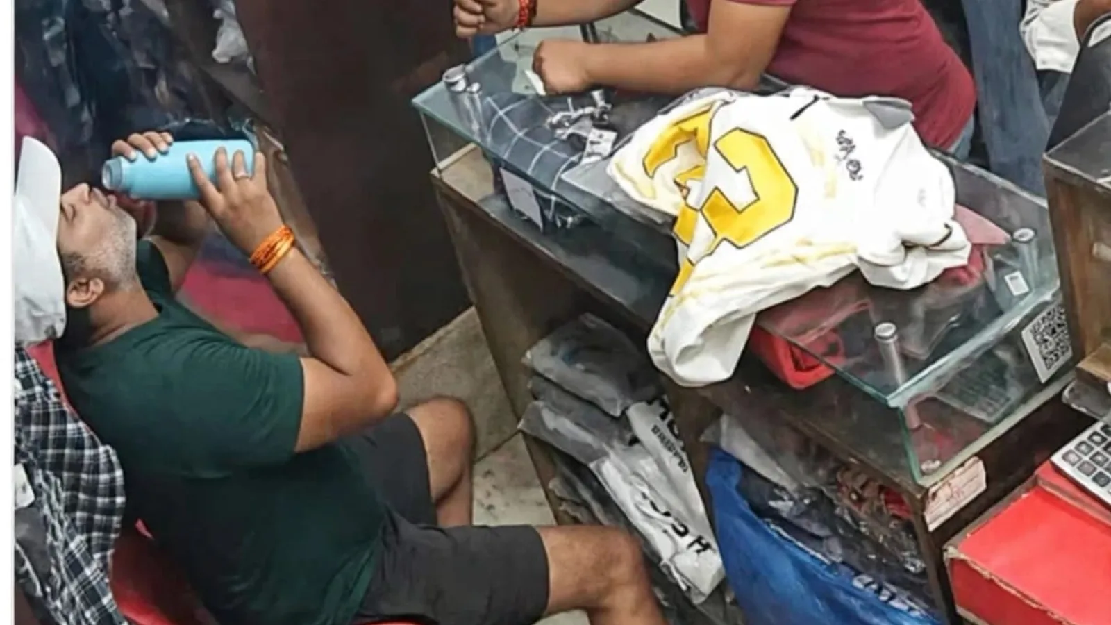भोपाल में कपड़े खरीदते समय 30 वर्षीय शैलेंद्र की अचानक मौत