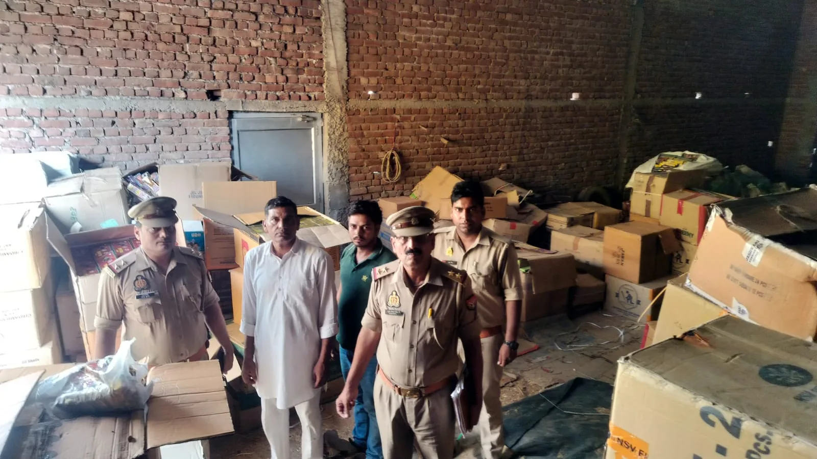 हाथरस में अवैध पटाखों के गोदाम से 12 लाख की आतिशबाजी बरामद