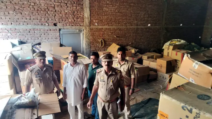 हाथरस में अवैध पटाखों के गोदाम से 12 लाख की आतिशबाजी बरामद