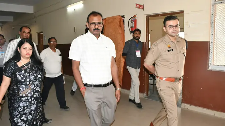 Firozabad DM, SSP Conduct Surprise Inspection of PET Exam Centre