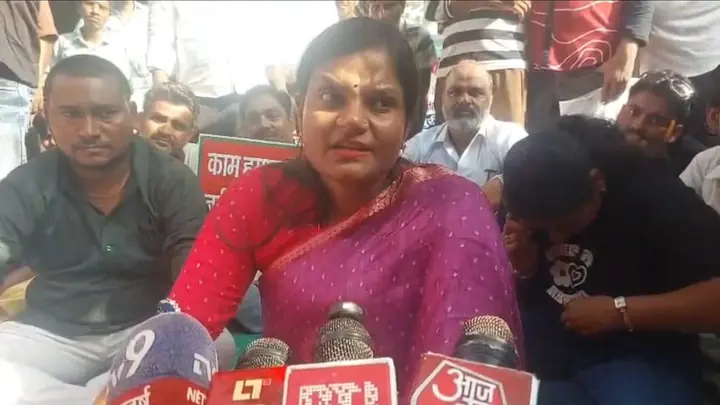Firozabad BJP Mayor Protests With Sanitation Workers Over Delayed Salaries