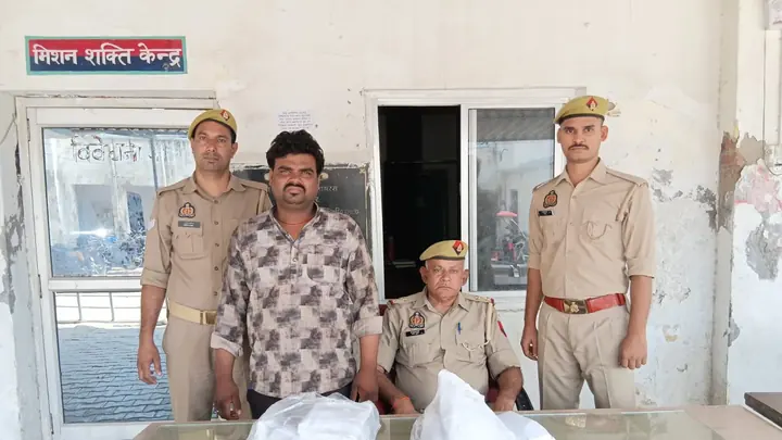 हाथरस पुलिस ने दो आरोपियों को पकड़ा, 33 टन अवैध आतिशबाजी सामग्री बरामद