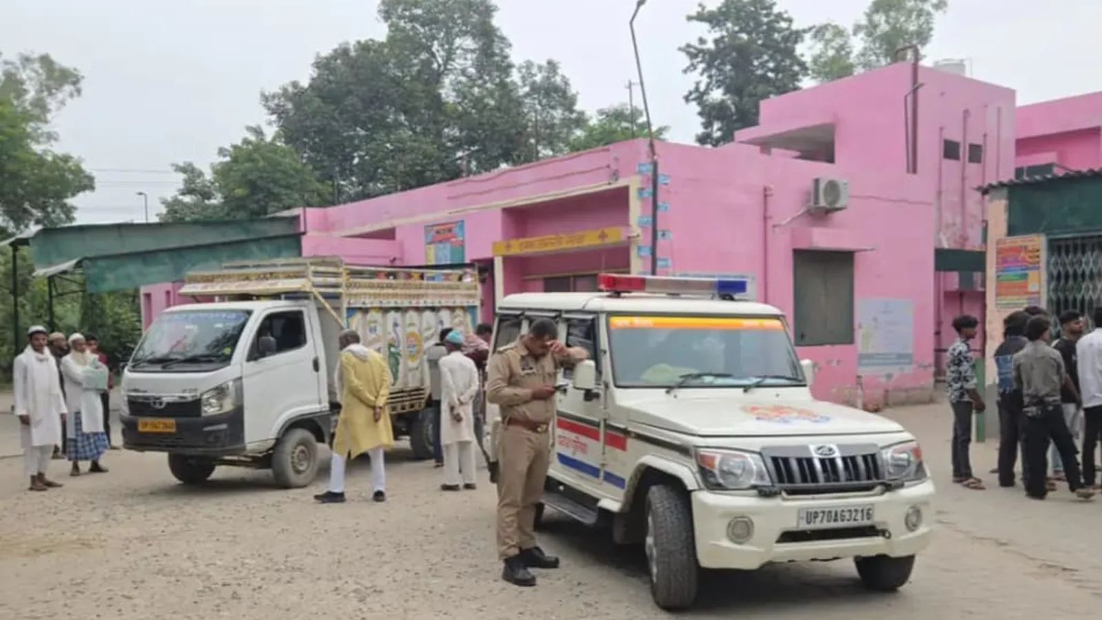 कैराना में डंपर की टक्कर से युवक की मौत, दो गंभीर घायल