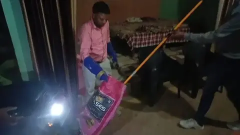 हाथरस में बच्चों की सूझबूझ से जहरीला बताया गया सांप पकड़ा गया