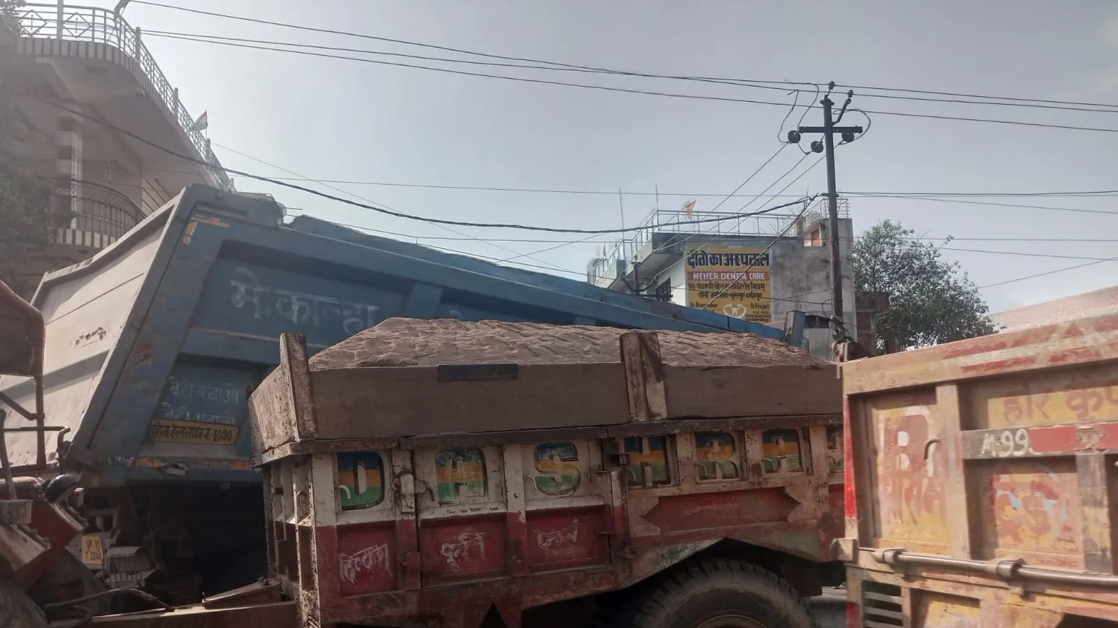 हमीरपुर में बेतवा नदी से अवैध बालू खनन का आरोप, ट्रैक्टरों से कारोबार