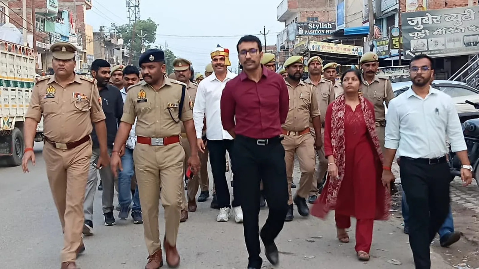 अमेठी के जगदीशपुर में डीएम-एसपी का फ्लैग मार्च, ड्रोन से निगरानी