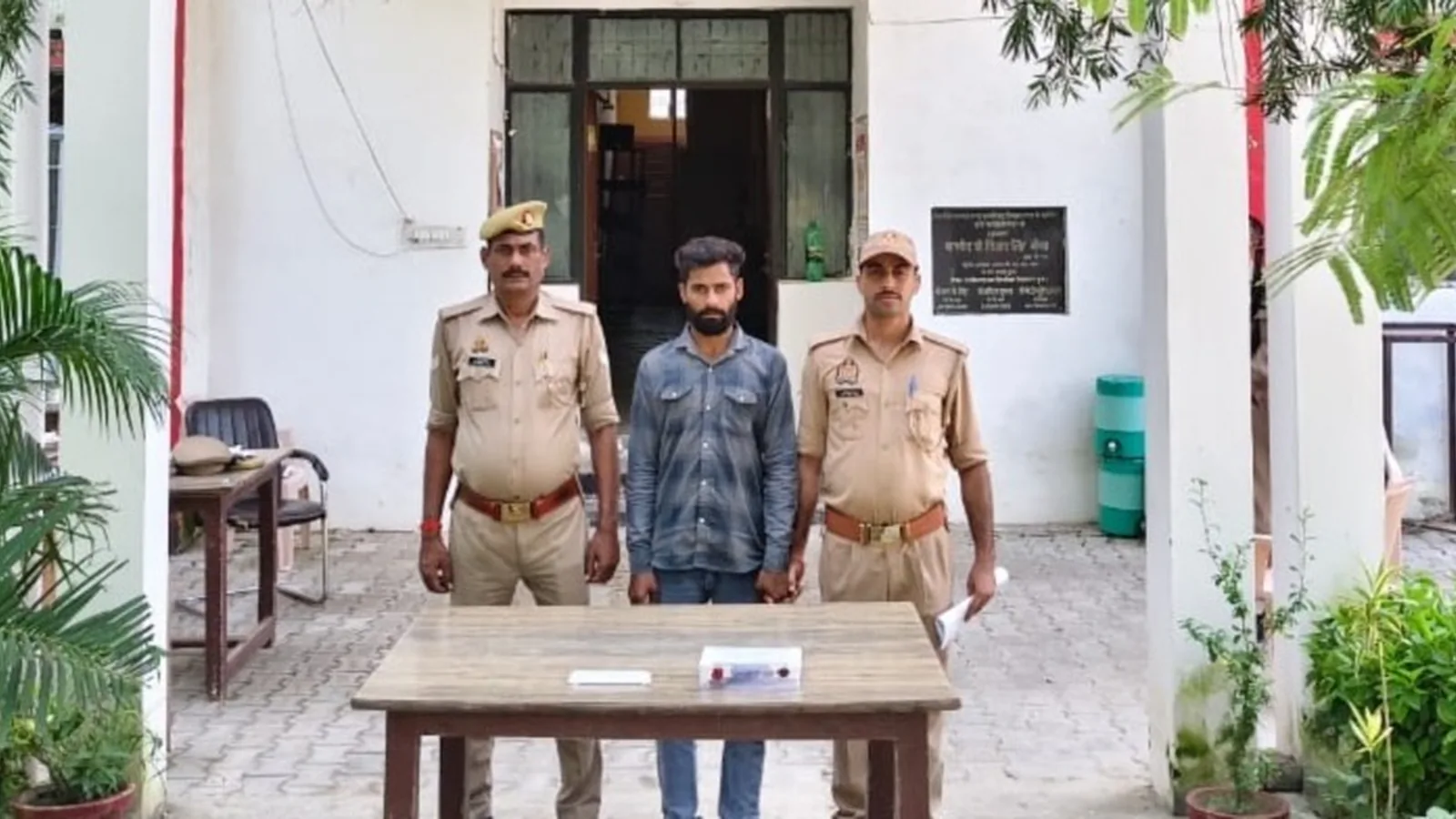 Amethi Police Arrest ₹25,000-Bounty Robbery Accused, Claim Pistol Recovery