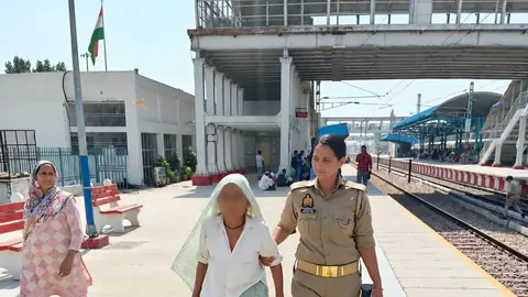 शामली स्टेशन पर जीआरपी ने असमर्थ वृद्ध महिला को सुरक्षित ट्रेन में बैठाया