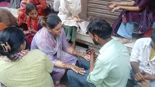करवा चौथ से पहले शामली बाजारों में मेहंदी लगवाने उमड़ी महिलाओं की भीड़