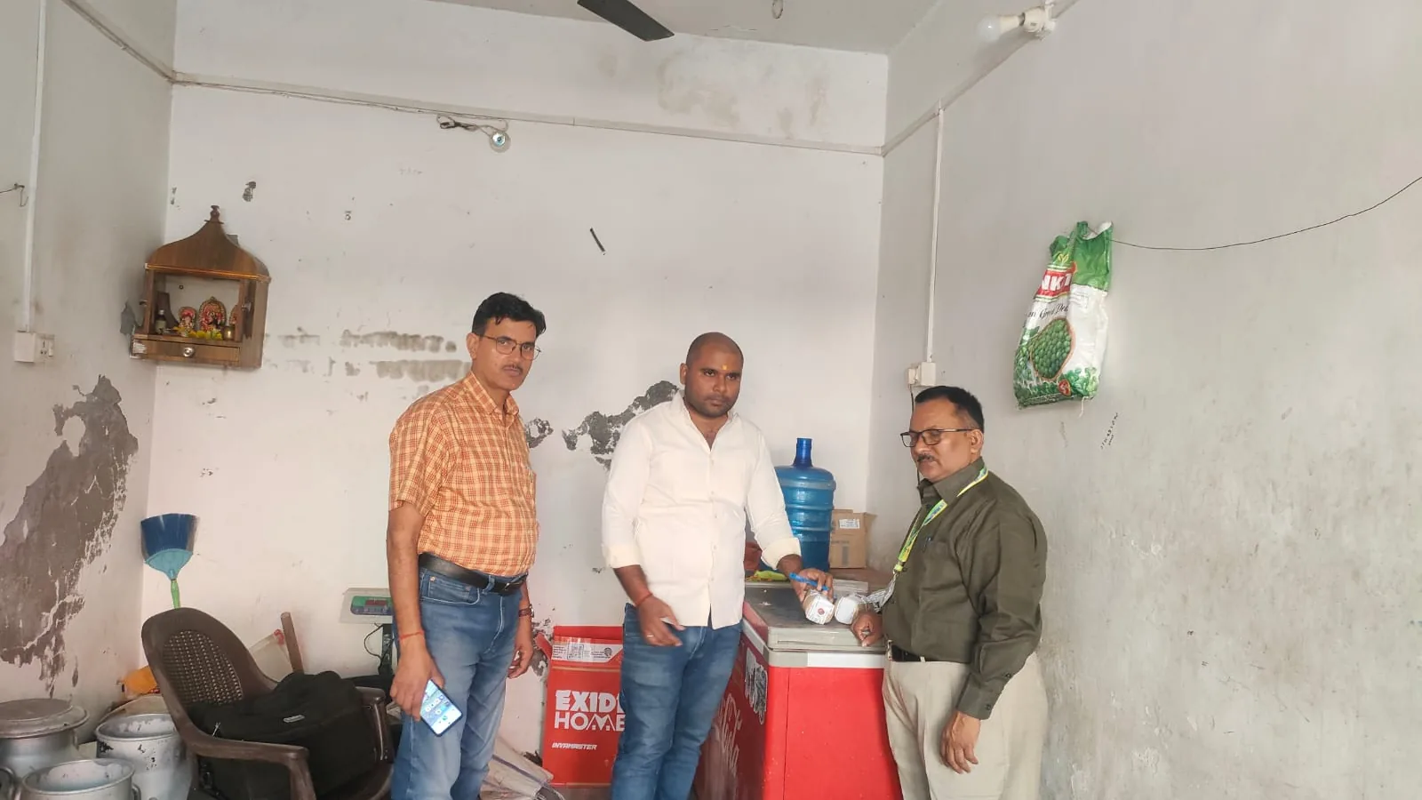 अमेठी में खाद्य विभाग की छापेमारी, दो डेयरियों से दूध के नमूने लिए
