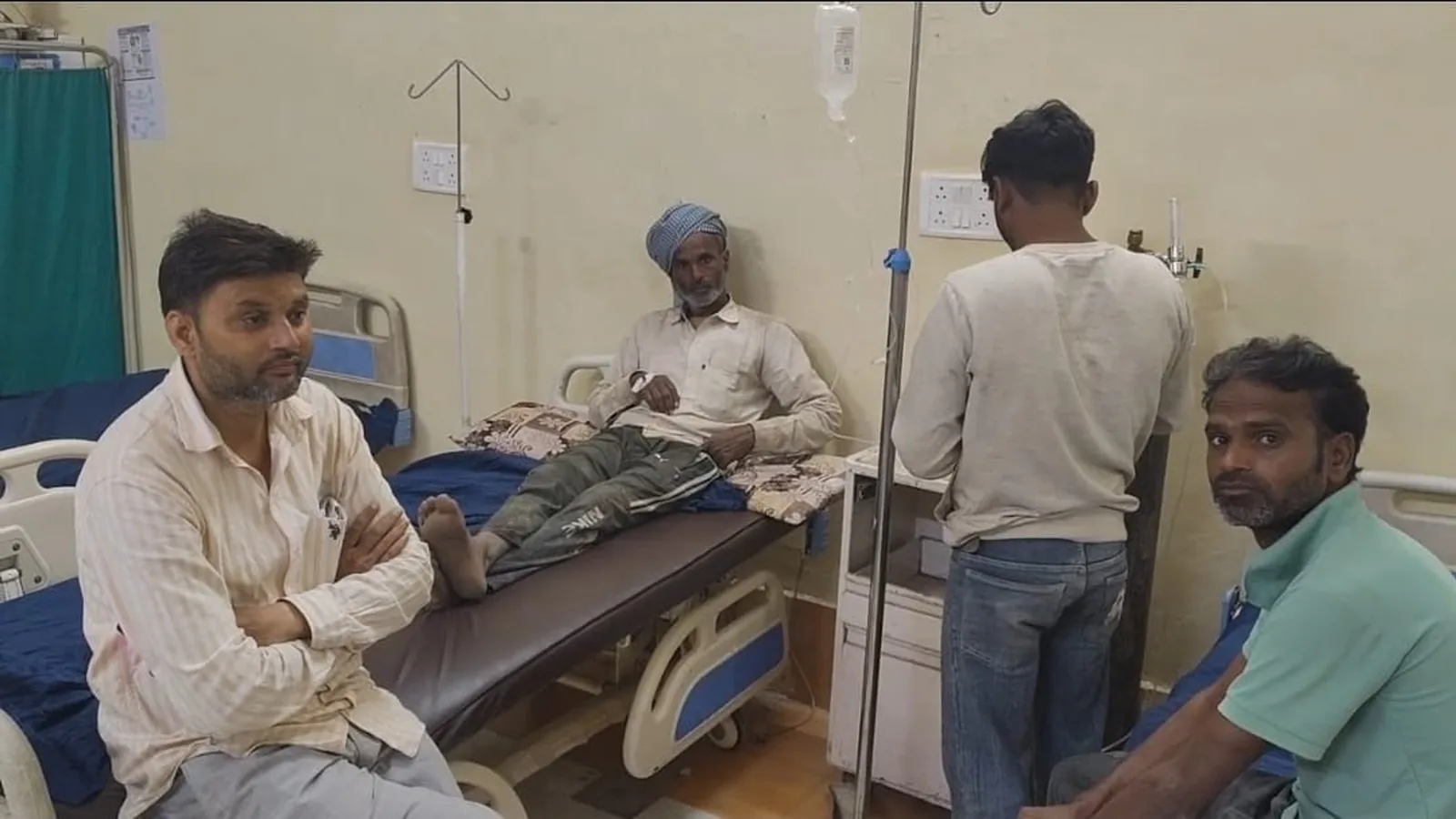 आलू निकालते समय किसान को सांप ने काटा, इलाज के बाद हालत सुधरी