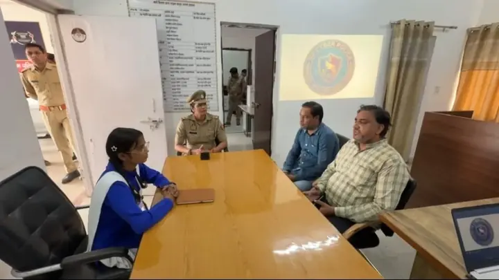 हाथरस में दो छात्राएं बनीं एक दिन की साइबर थाना प्रभारी