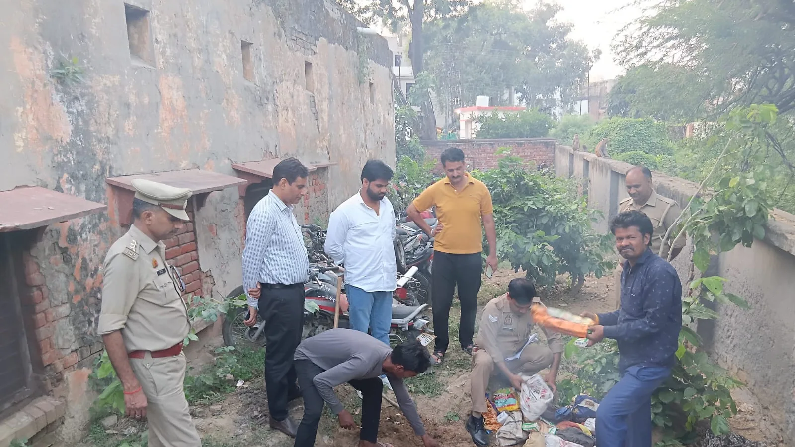 हाथरस गेट पुलिस ने 374 क्वार्टर अवैध शराब नष्ट कराई, कीमत 28,050 रुपये