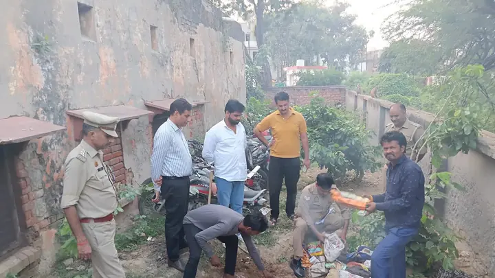 हाथरस गेट पुलिस ने 374 क्वार्टर अवैध शराब नष्ट कराई, कीमत 28,050 रुपये