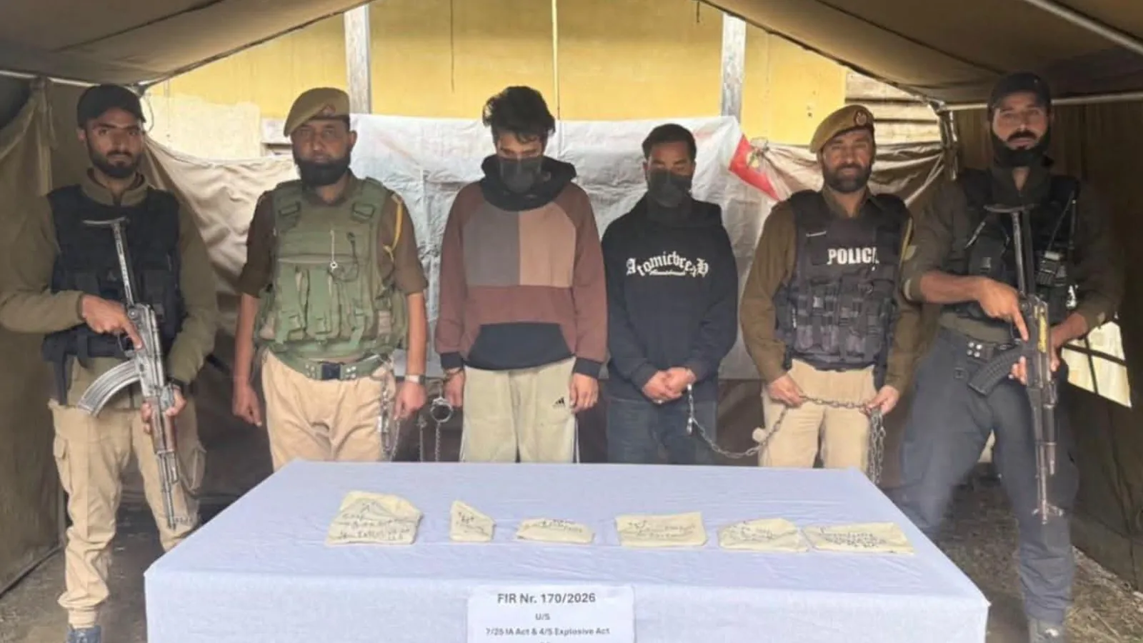 बारामूला में पुलिस-सेना ने दो संदिग्ध आतंकी सहयोगी पकड़े