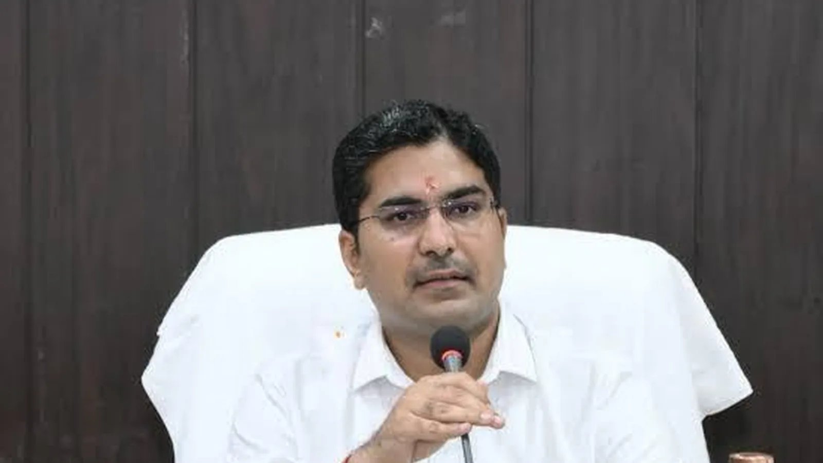 संभल डीएम ने पद दुरुपयोग के आरोप में डीएलआरसी निलंबित किया