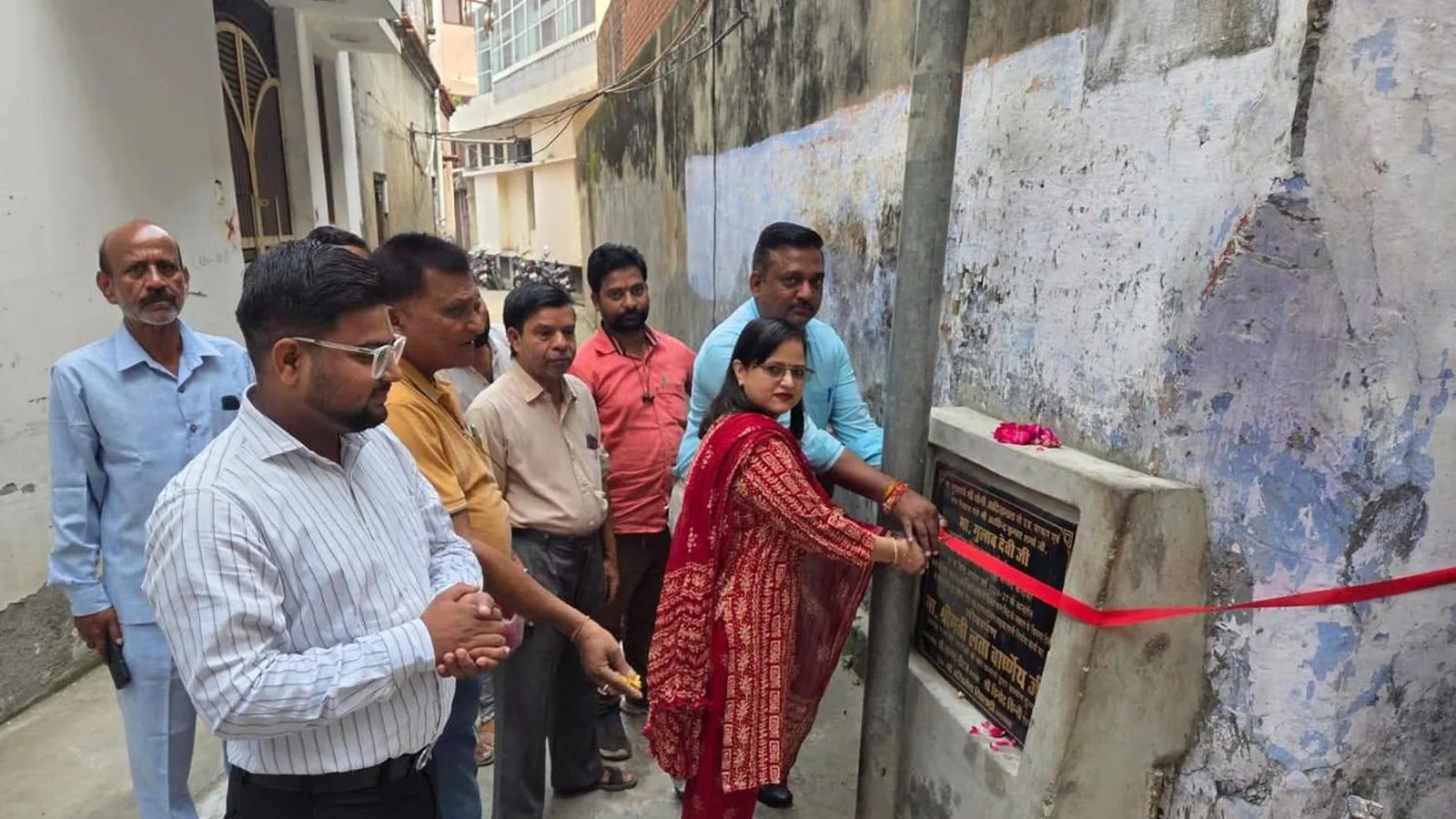 चंदौसी में नगर पालिका अध्यक्ष ने वार्ड-17 की दो सड़कें खोलीं