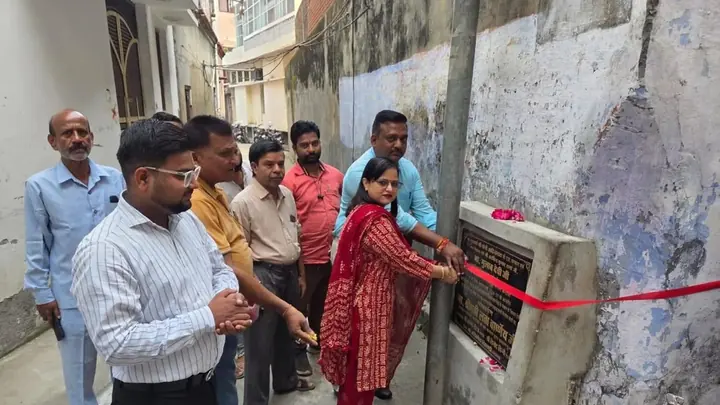 Lata Varshney Inaugurates Two Interlocking Roads in Chandausi’s Ward-17