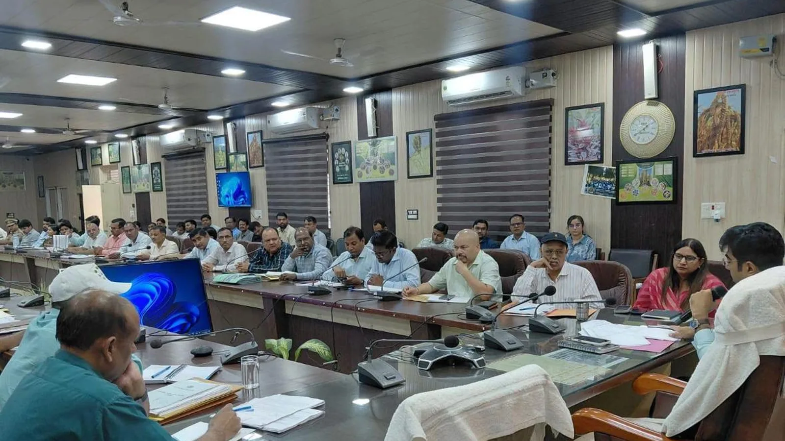 संभल में समीक्षा बैठक, बारिश से पहले नाले साफ करने के निर्देश