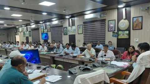 संभल में समीक्षा बैठक, बारिश से पहले नाले साफ करने के निर्देश