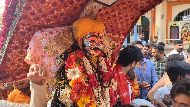 उज्जैन में महाकाल की विजयादशमी सवारी निकली, ड्रोन से बरसे 500 किलो फूल