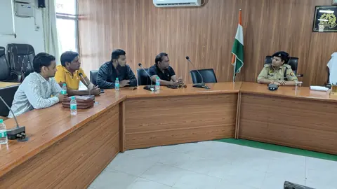 Sambhal Traders Raise E-Rickshaw Traffic, Security Issues At Police Meeting