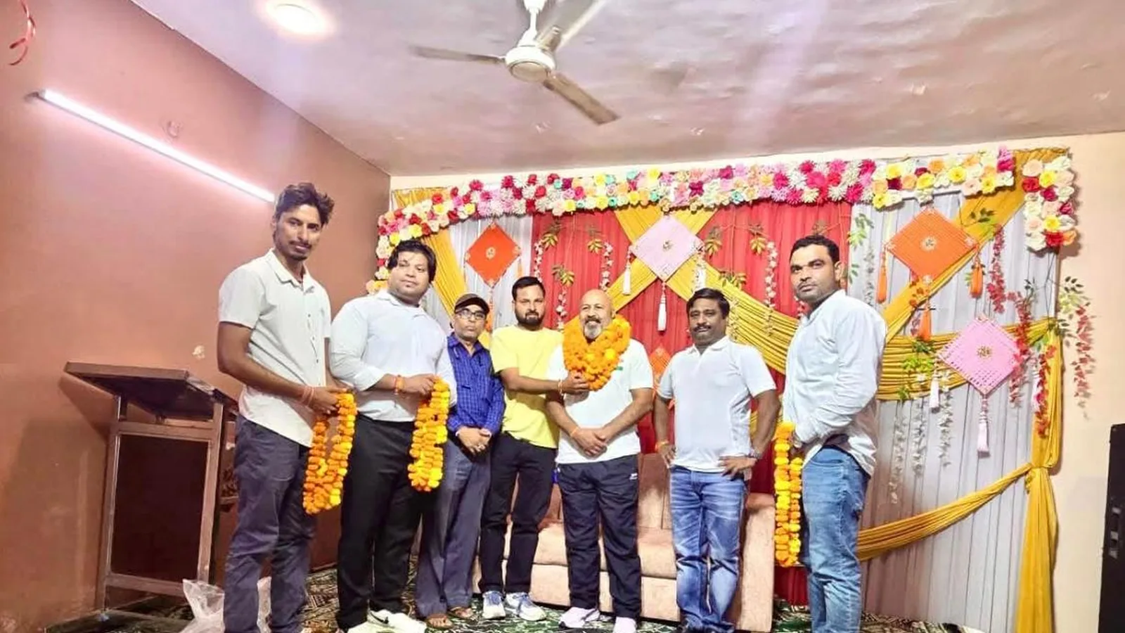 द्रोणाचार्य अवॉर्ड के लिए चयनित बॉक्सिंग कोच धर्मेंद्र यादव का चंदौसी में स्वागत