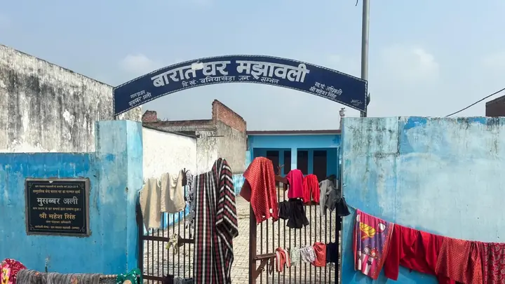 Chandausi Barat Ghar Gate Used to Dry Clothes, Residents Complain